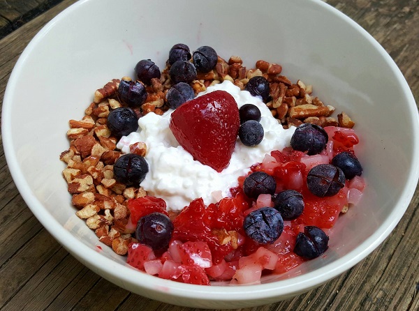 LCHF Meal: Cottage Cheese, Pecans & Berries