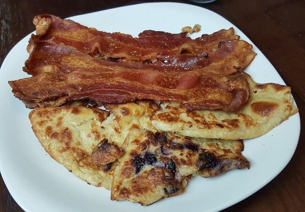 Low Carb Breakfast: Crepes & Bacon